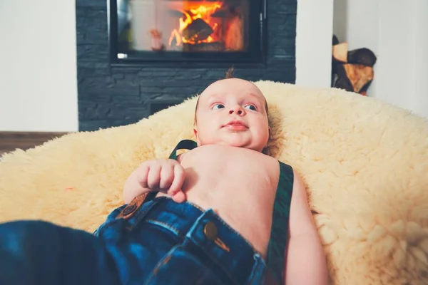 Fröhliches Baby zu Hause — Stockfoto