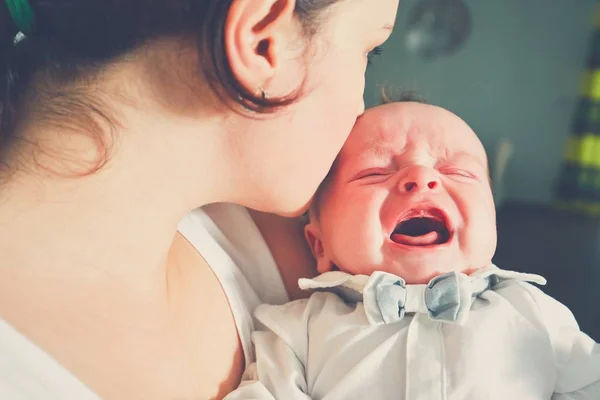Mère tenant bébé pleurant — Photo