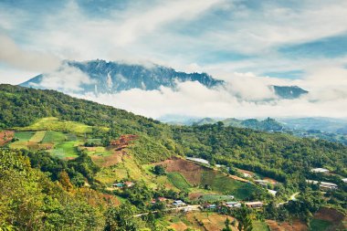 Mount Kinabalu, yatay