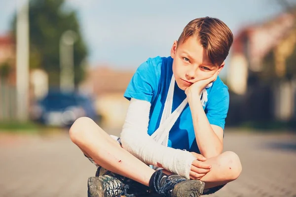 Jongen met gebroken hand — Stockfoto