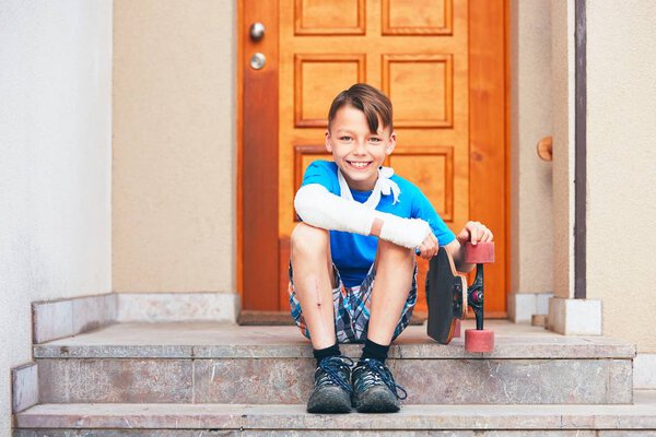 Мальчик со сломанной рукой
