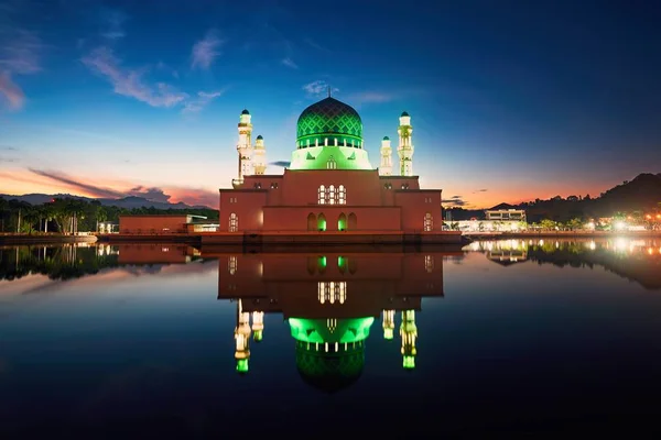 Mezquita Kota Kinabalu al amanecer —  Fotos de Stock