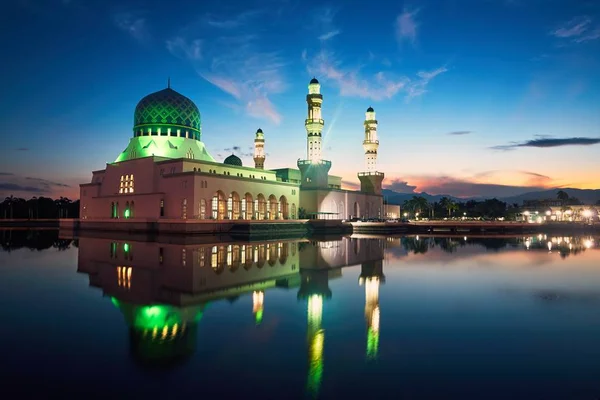 Mesquita Kota Kinabalu ao amanhecer — Fotografia de Stock