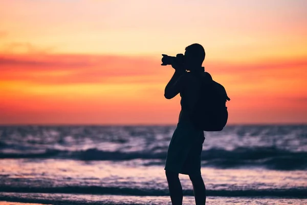 Sahilde fotoğrafçı. — Stok fotoğraf