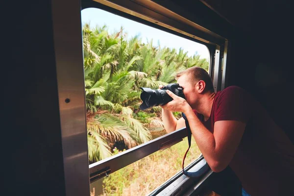 Muž cestou historickým vlakem — Stock fotografie