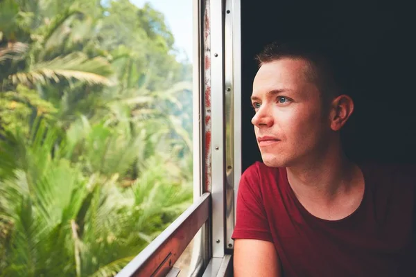 Hombre viajando en tren histórico — Foto de Stock