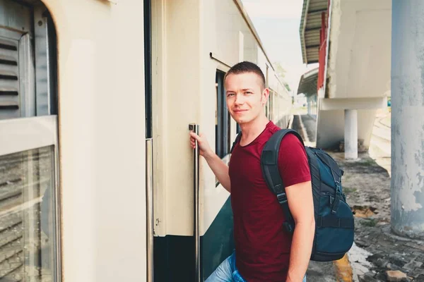 Homme voyageant en train historique — Photo