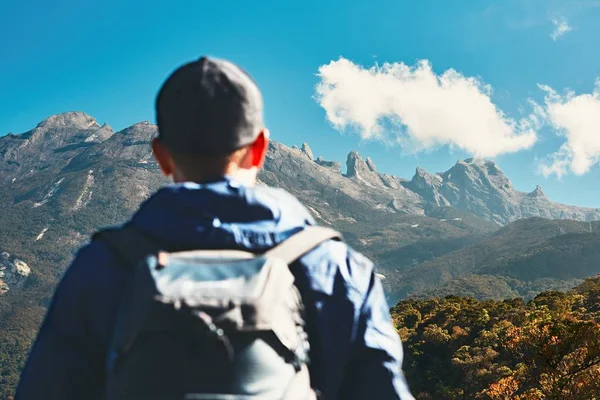 Viaggiatore in montagna — Foto Stock