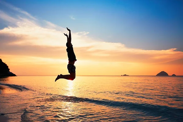 Человек, прыгающий в море — стоковое фото