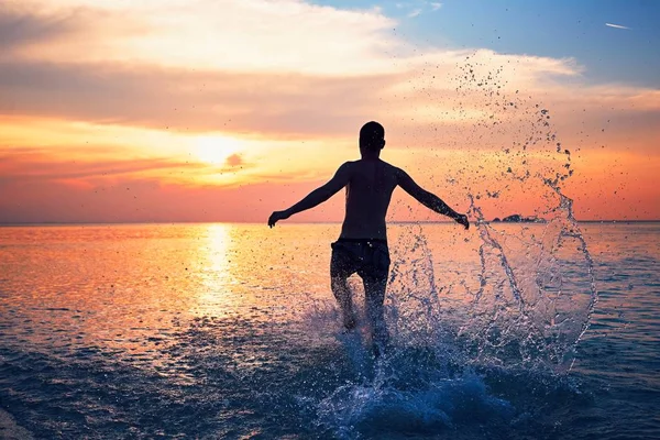 Homem correndo para o mar — Fotografia de Stock