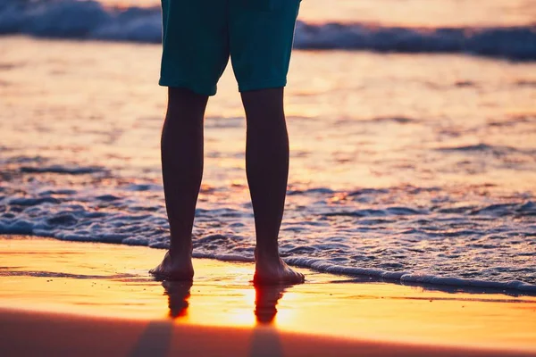 Contemplazione sulla spiaggia tropicale — Foto Stock