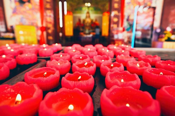 Candele accese nel tempio — Foto Stock