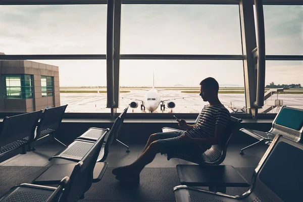 Esperando el vuelo —  Fotos de Stock