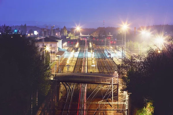 Treinstation 's nachts — Stockfoto