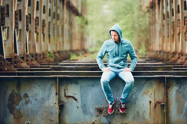 Triste homme sur le pont abandonné — Photo