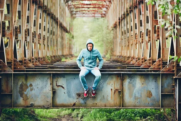 Trieste man op de verlaten brug — Stockfoto