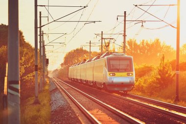 Şaşırtıcı günbatımı, demiryolu
