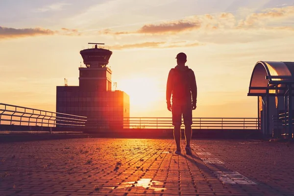 Viajante no aeroporto . — Fotografia de Stock