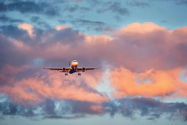 Avião aterrissando ao pôr do sol — Fotografia de Stock