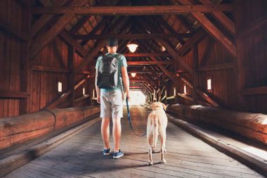 Turist kapalı bridge içinde köpeğiyle
