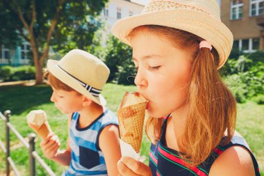 Kardeşler dondurma ile