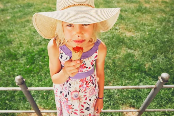 Lány fagylalttal. — Stock Fotó