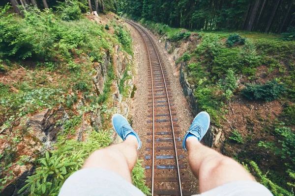 Man zit boven spoorweg spoor — Stockfoto