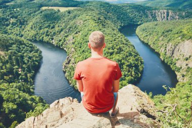 tepenin üstünde adam