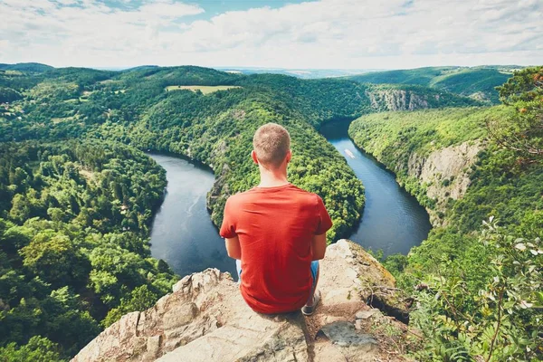 Man on the top of the hill — Stock Photo, Image