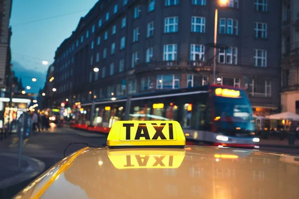 Taxi bilen på stadens gata — Stockfoto