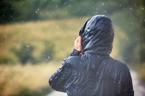 Homem com cão na chuva pesada — Fotografia de Stock