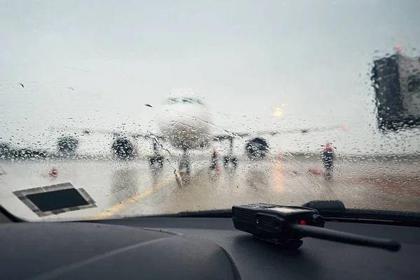 Un aeropuerto muy concurrido bajo la lluvia — Foto de Stock