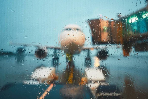 Un aeropuerto muy concurrido bajo la lluvia — Foto de Stock