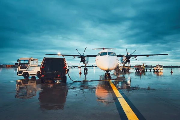 Een drukke luchthaven in de regen — Stockfoto