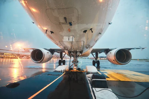 Занятый аэропорт под дождем — стоковое фото