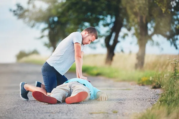 Resuscitation on the road — Stock Photo, Image