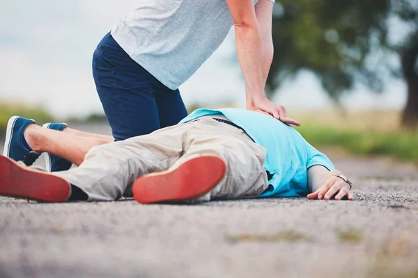 Resuscitation on the road — Stock Photo, Image