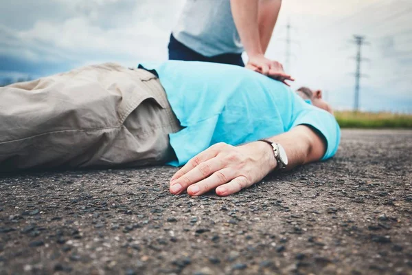Resuscitation on the road — Stock Photo, Image
