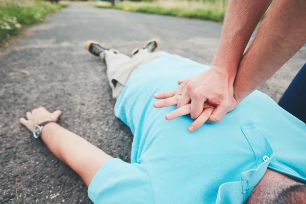 Resuscitation on the road — Stock Photo, Image