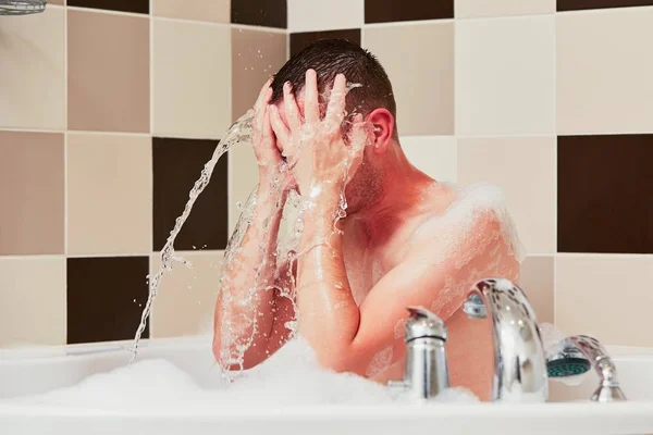 Hombre en el baño — Foto de Stock