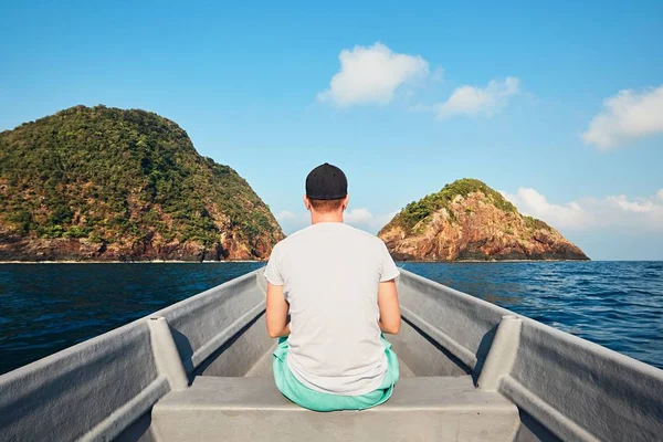 熱帯の島に船で旅行する人 — ストック写真