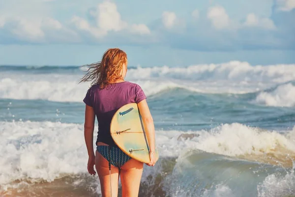 Surfer girl enjoying vacations — Stock Photo, Image