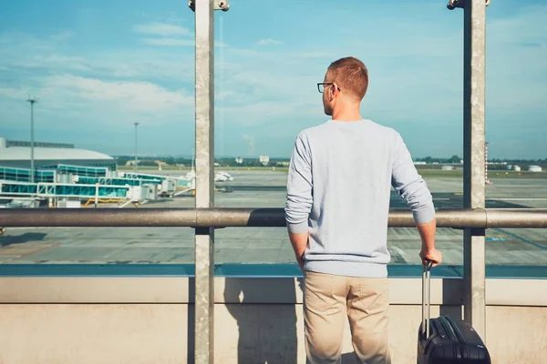 Viaggiatore in attesa della partenza — Foto Stock