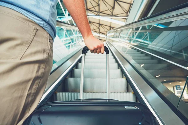 Mann mit dem Flugzeug unterwegs — Stockfoto