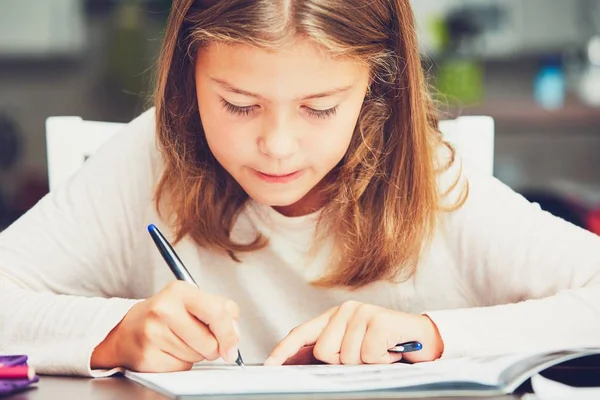 어린 소녀 숙제를 하는 모습 — 스톡 사진