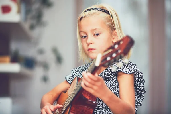 기타 연주를 배우는 소녀 — 스톡 사진