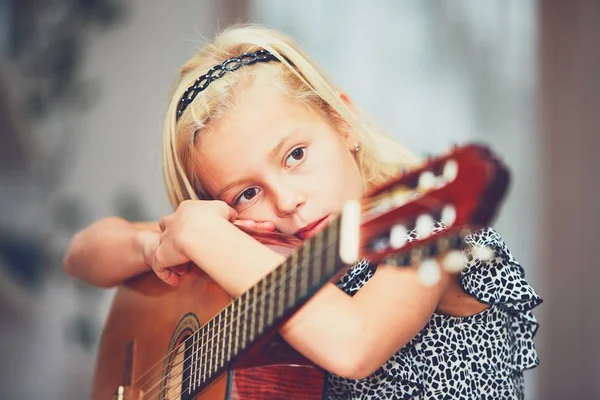 Lány tanul gitározni — Stock Fotó