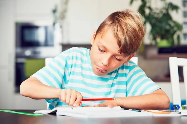 Băiețel face temele — Fotografie, imagine de stoc
