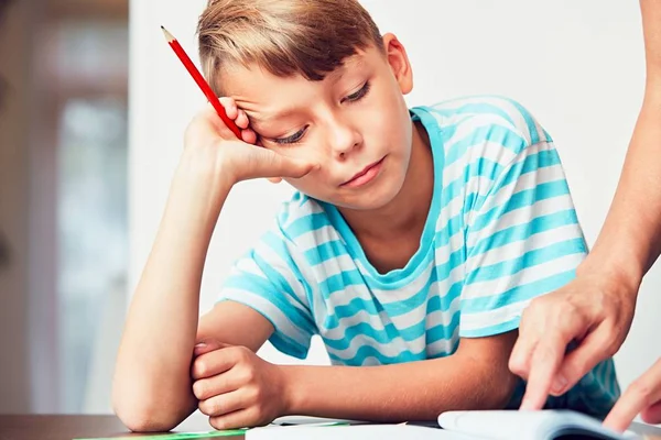 Pequeno menino fazendo lição de casa — Fotografia de Stock