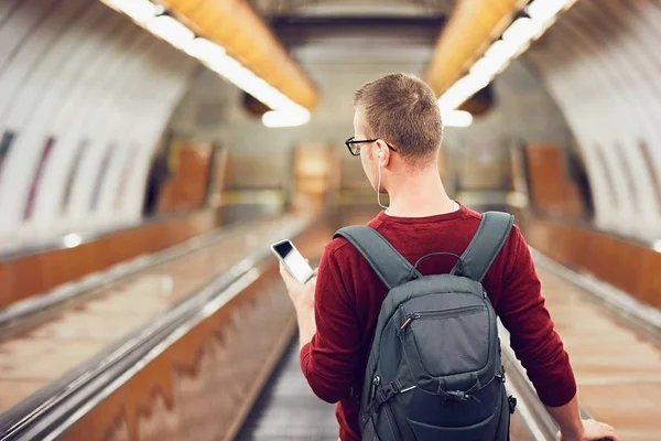 Чоловік подорожує метро — стокове фото